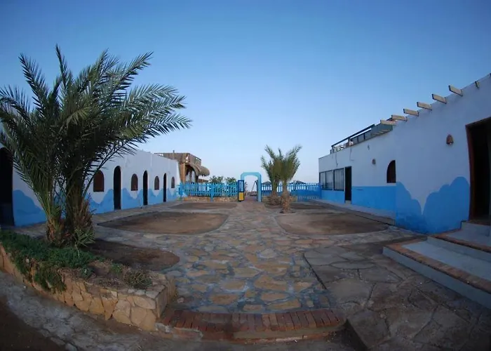 Dolphin Camp Hostel *